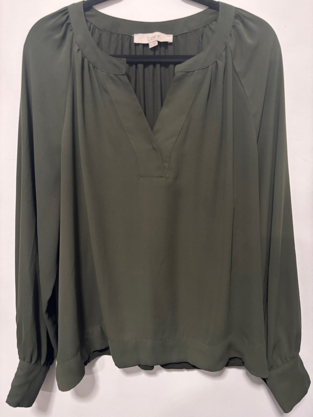 LOFT olive green long-sleeve blouse relaxed split-neck gathering shoulders XL